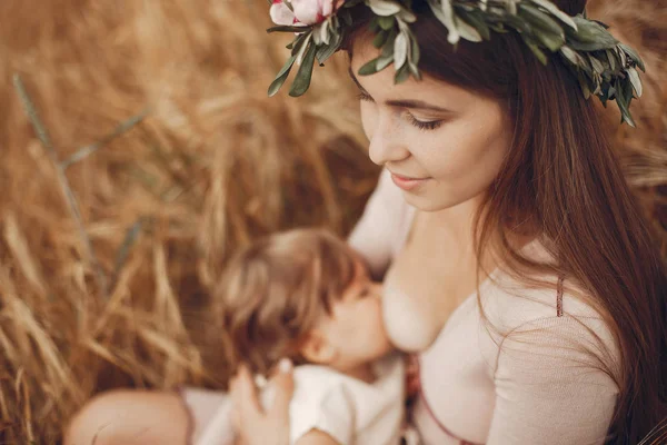 Elegantní matka s roztomilou dceruškou v poli — Stock fotografie