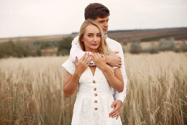 Belo casal passar o tempo em um campo de outono — Fotografia de Stock