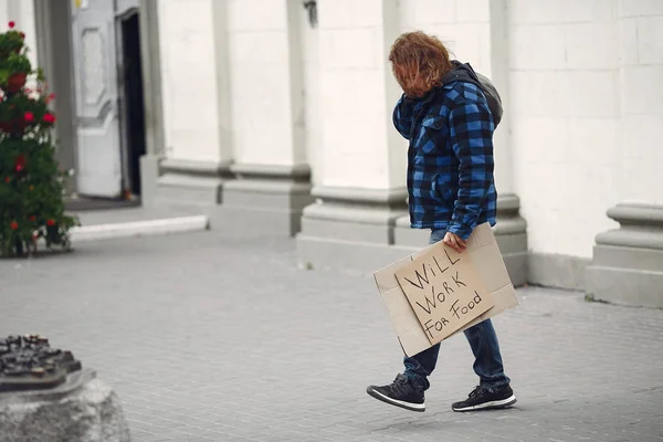 Bezdomny mężczyzna w durnym ubraniu jesienne miasto — Zdjęcie stockowe