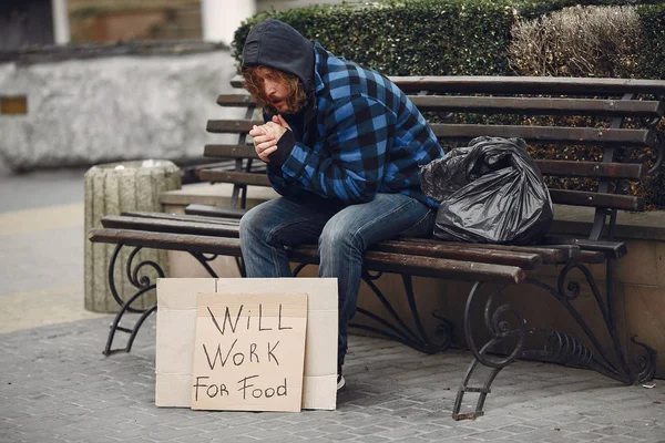 Бездомний чоловік у тривалий одяг осіннє місто — стокове фото