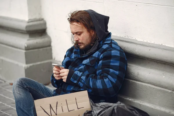 Dakloze man in een durty kleren herfst stad — Stockfoto