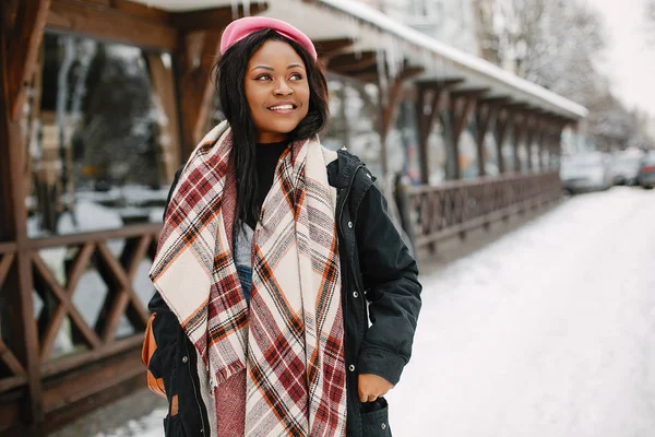 Menina preta elegante em uma cidade de inverno — Fotografia de Stock