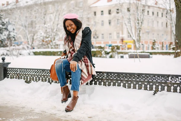 Menina preta elegante em uma cidade de inverno — Fotografia de Stock