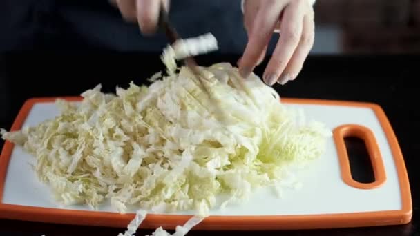 La coliflor se corta en una tabla de cortar — Vídeos de Stock