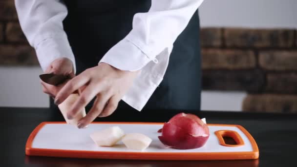 Die saftigen Apfelfrüchte werden geschält und auf einem Schneidebrett geschnitten — Stockvideo