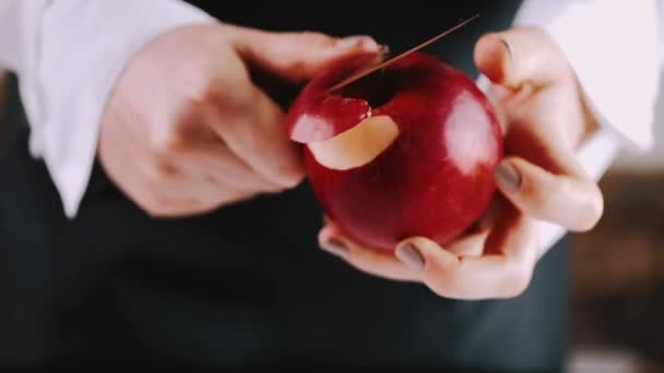 La jugosa fruta de manzana está siendo pelada en una tabla de cortar — Vídeos de Stock