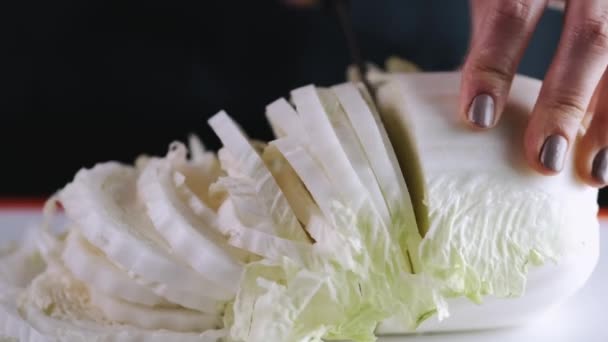 The chef is cutting a cauliflowers end on a cutting board — Stok video