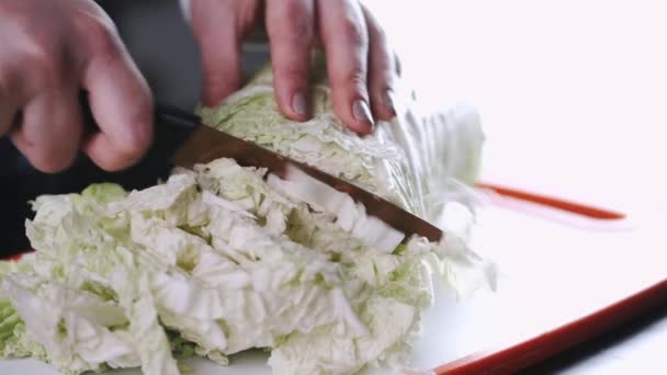 Шеф-повар режет цветную капусту на доске. — стоковое видео
