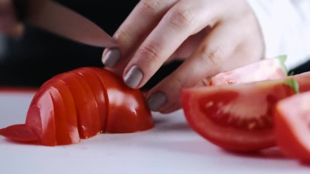 Eine frische Tomate wird auf einem Schneidebrett geschnitten — Stockvideo