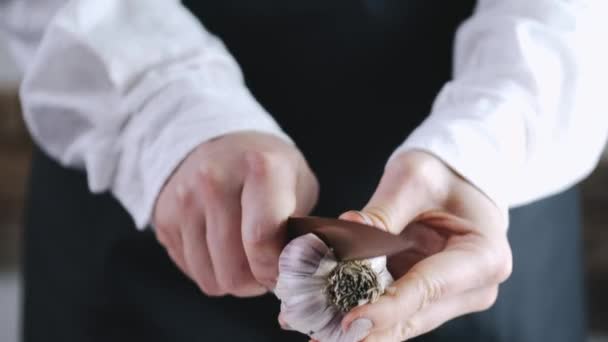 The garlic is being chopped by a master — Stock video