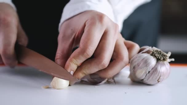 The garlic is being chopped by a master — Stockvideo