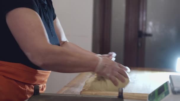 A cook is kneading the dough by hands — Stockvideo