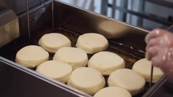 Le ciambelle vengono fritte in una friggitrice. — Video Stock