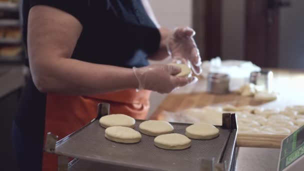 The chef is putting the round-shaped pastry on a support. — Stok video
