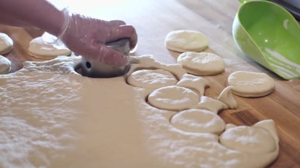 O chef está cortando a massa de donut em formas redondas . — Vídeo de Stock