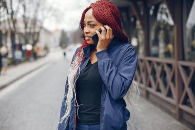 Bir şehirde siyah kız