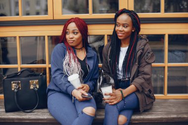 Bir şehirde siyah kız