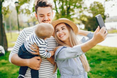 bir parkta güzel ailesi