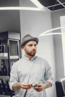 Berber dükkanı güzel adam