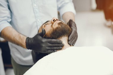 Berber onun sakallı adam keser