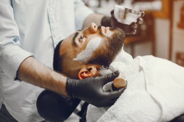 Berber onun sakallı adam keser