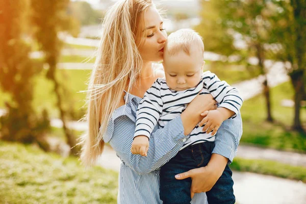 Mãe bonita com filho pequeno — Fotografia de Stock