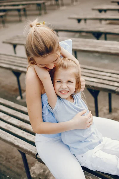 Mãe elegante com filha bonito — Fotografia de Stock