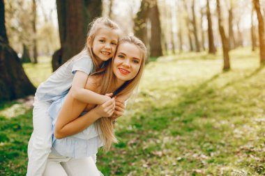 sevimli kızı ile zarif anne