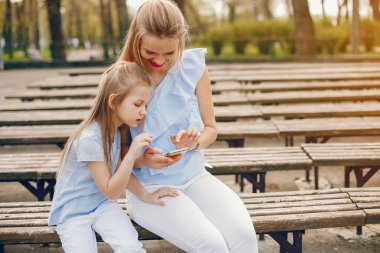 sevimli kızı ile zarif anne