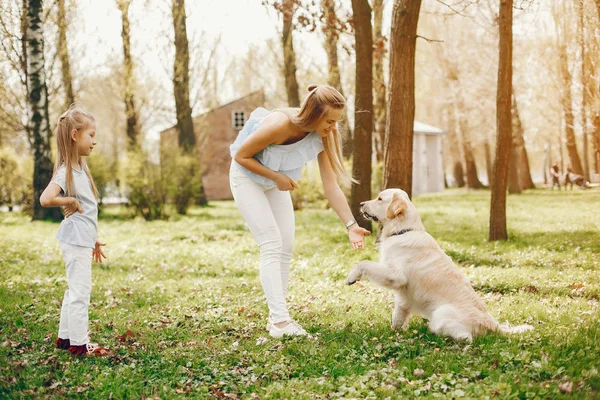 Elegante moeder met schattige dochter — Stockfoto