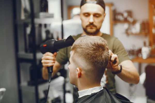 A man makes a stowage in the barbershop — Stock Photo, Image