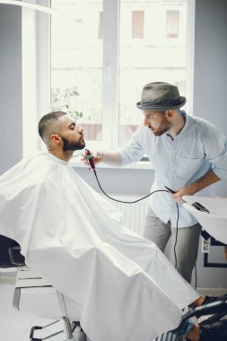 Berber onun sakallı adam keser.