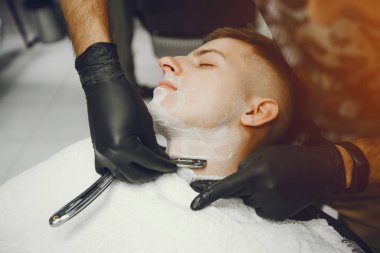 Berber onun sakallı adam keser