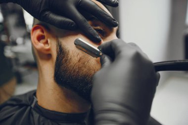 Berber onun sakallı adam keser