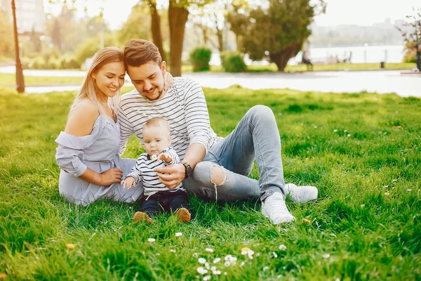 Prachtige familie in een park — Stockfoto