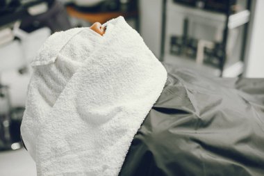 Berber onun sakallı adam keser