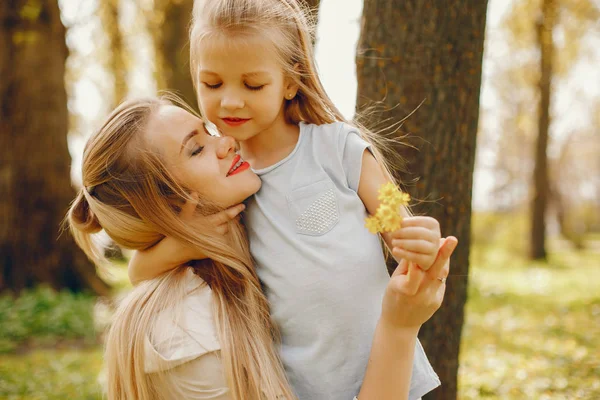 Elegante moeder met schattige dochter — Stockfoto