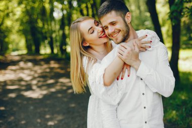 bir ormanda zarif çift