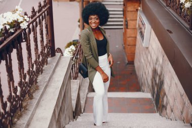 Bir yaz şehirde Afrikalı kız