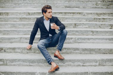 Bir yaz şehirde yakışıklı businesman