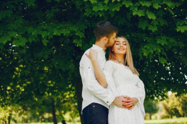 bir ormanda zarif çift