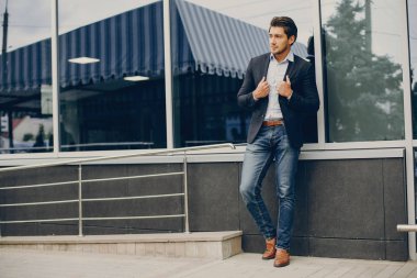 Bir yaz şehirde yakışıklı businesman