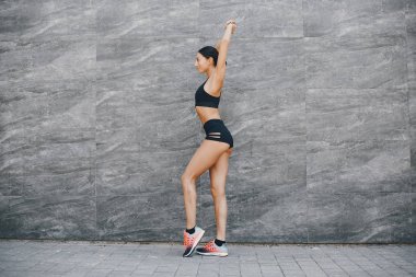 Spor kız bir şehirde