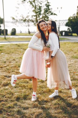 Yaz parkında iki güzel kız