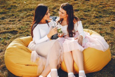 Yaz parkında iki güzel kız