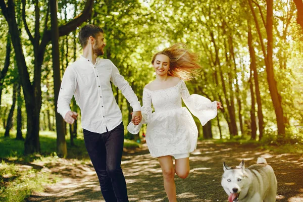 Elegant paar in een bos — Stockfoto