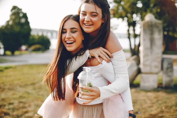 Deux jolies filles dans un parc d'été — Photo