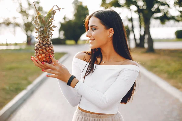 Nettes und hübsches Mädchen in einem Sommerpark — Stockfoto