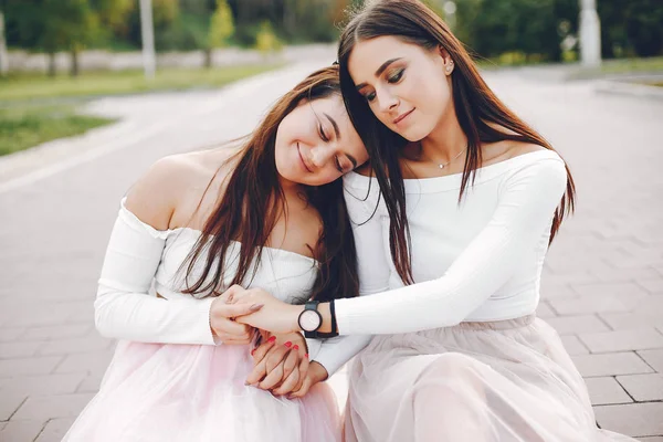 Dos chicas guapas en un parque de verano — Foto de Stock