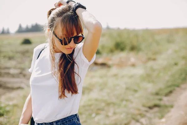 Schattig meisje lopen in een zomer-veld — Stockfoto